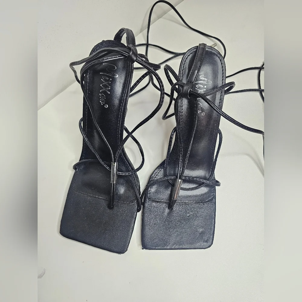 Mixx Shuz Black Strappy Thong Stiletto Heel Sandals - Size 7.5 Square Toe - Picture 2 of 9
